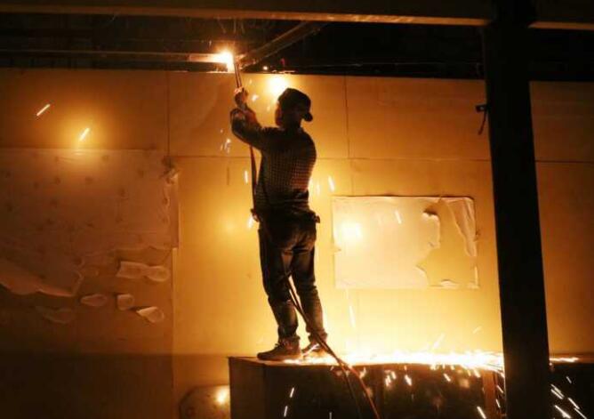 济南林祥南街马路市场昨日取缔 拆完当晚就硬化路面