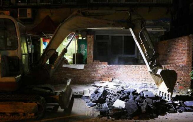 济南林祥南街马路市场昨日取缔 拆完当晚就硬化路面