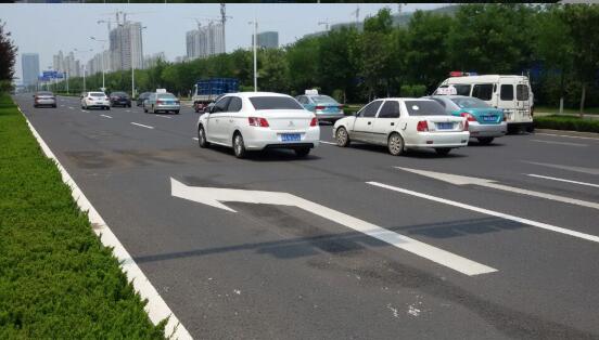 青岛路BRT车道闲置5年后取消 交警将其改成左转车道