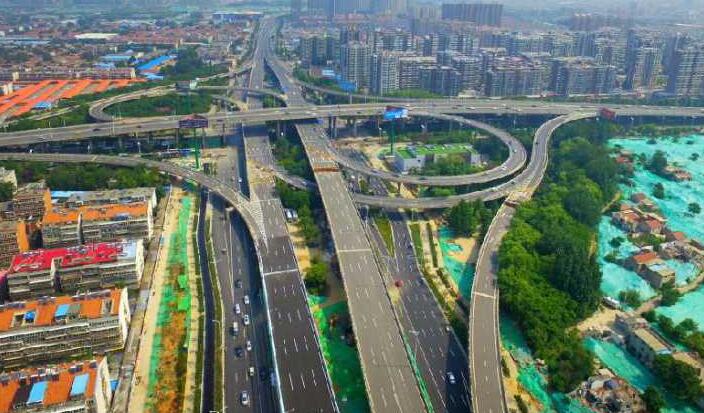 济南“三大高架路”通车倒计时 标线、路牌等设施一应俱全