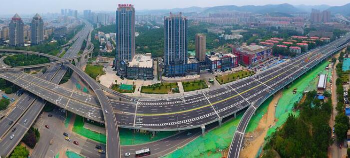 济南“三大高架路”通车倒计时 标线、路牌等设施一应俱全