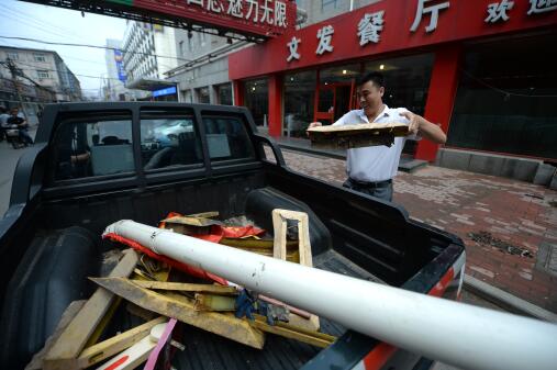 济南火车站擦亮窗口 清除占道地锁和违法广告牌 