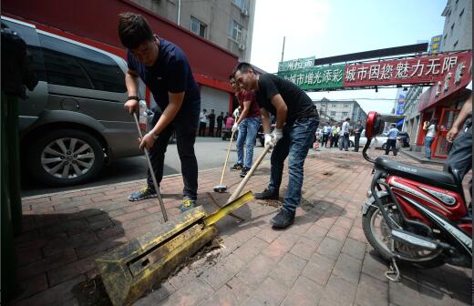 济南火车站擦亮窗口 清除占道地锁和违法广告牌 