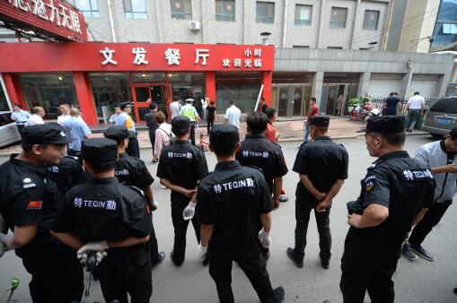 济南火车站擦亮窗口 清除占道地锁和违法广告牌 