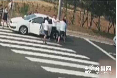 威海一司机被追尾 拍照留证被抢夺手机遭4人围殴