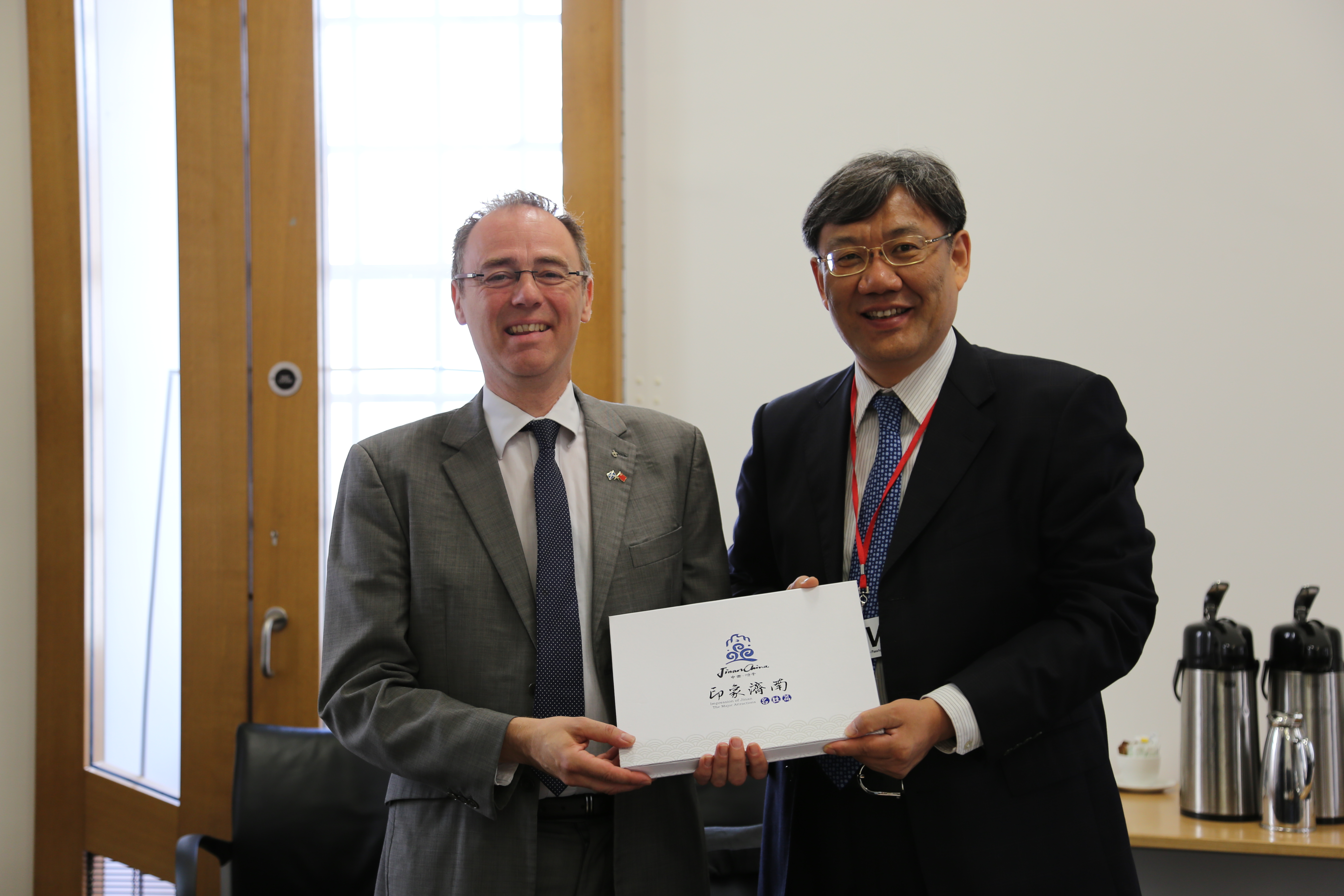 �����д����Ÿ��·�Ӣ�������� ȡ�÷�˶�ɹ�