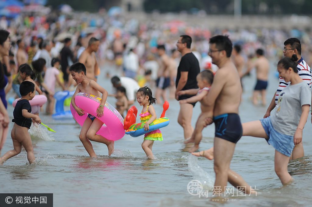 青岛海水浴场迎数万游客避暑纳凉 开启“下饺子”模式