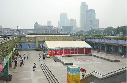 临时帐篷已撤 济南泉城广场下沉广场内玻璃房仍未拆除