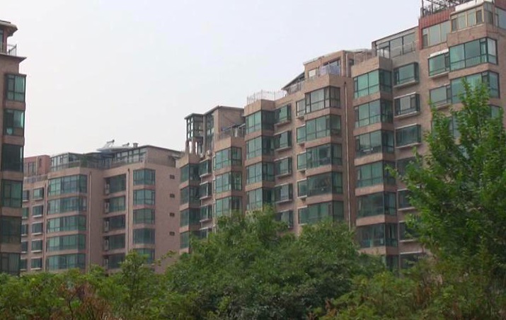 济南高档小区违建调查：永大清华园13幢楼幢幢有违建