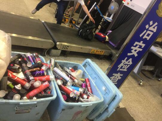 济南火车站迎暑运客流高峰 每天“缴获”百余件发胶