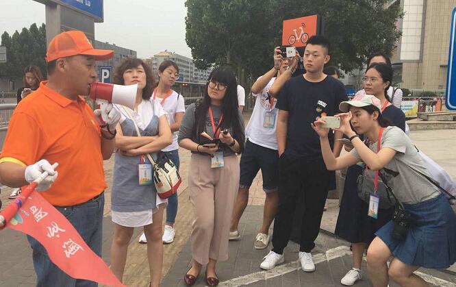 我在这个路口等你 济南热心市民站好文明交通志愿服务这班岗