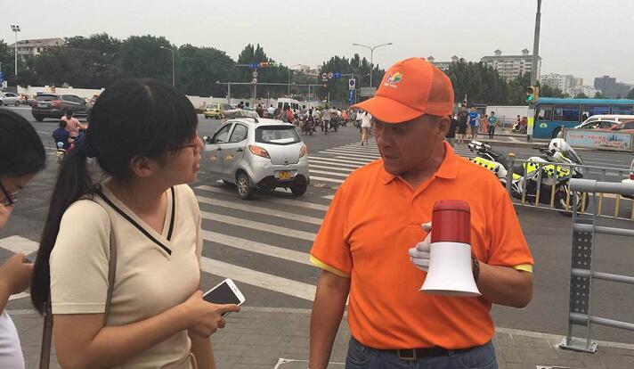 我在这个路口等你 济南热心市民站好文明交通志愿服务这班岗
