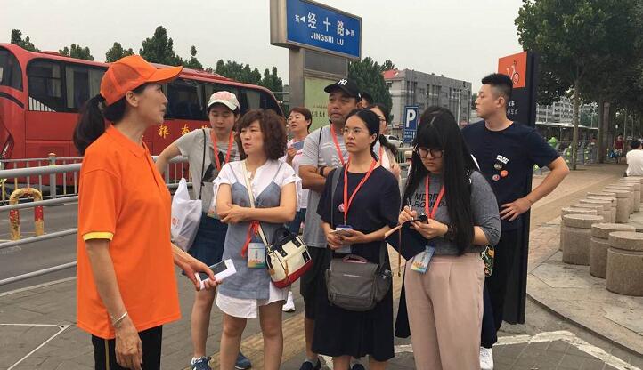 我在这个路口等你 济南热心市民站好文明交通志愿服务这班岗