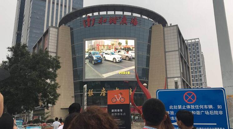 我在这个路口等你 济南热心市民站好文明交通志愿服务这班岗