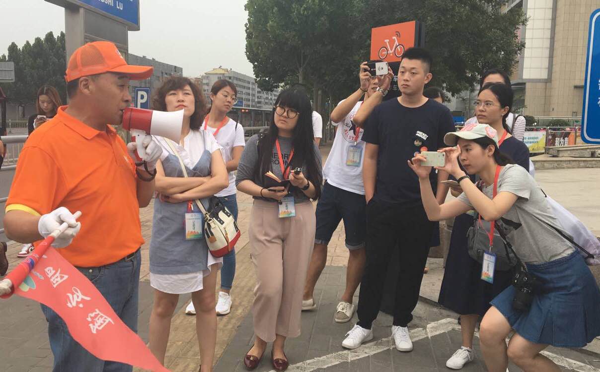 “网红”小人物的大情怀 全国网媒访百姓创城故事