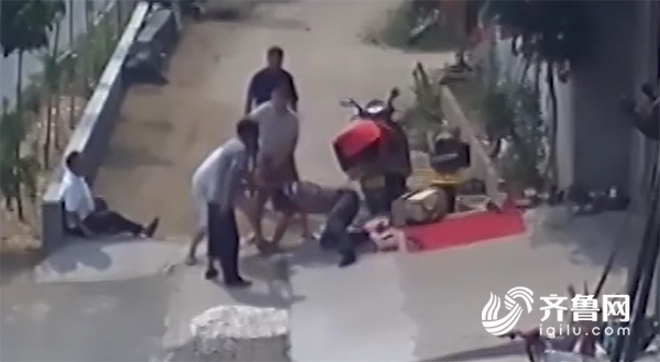 临沂四牌友一言不合就动手 场面堪比“黑帮”殴斗