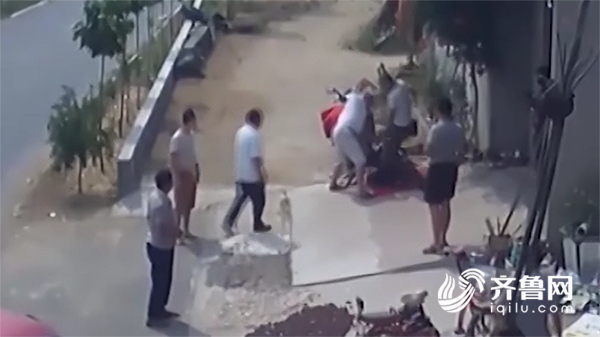 临沂四牌友一言不合就动手 场面堪比“黑帮”殴斗