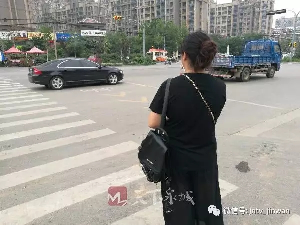 女子济南街头遭遇“无影手”包中4000多元手机瞬间被偷