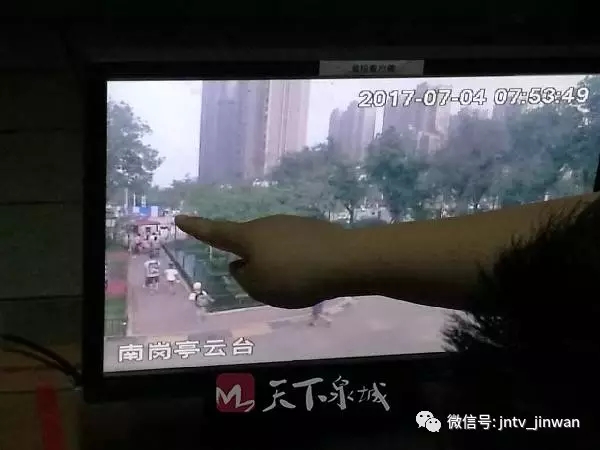 女子济南街头遭遇“无影手”包中4000多元手机瞬间被偷