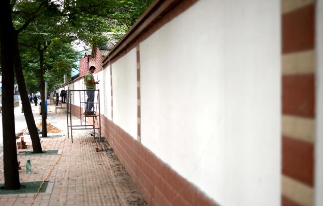 济南：槐荫街临街大门集体消失 只剩门牌孤零零