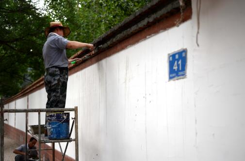 济南：槐荫街临街大门集体消失 只剩门牌孤零零