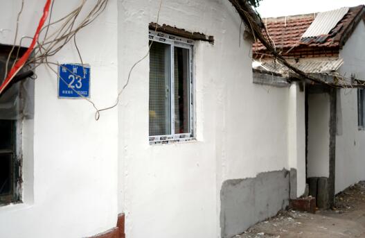 济南：槐荫街临街大门集体消失 只剩门牌孤零零