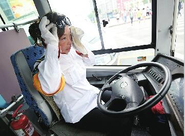 体验无空调公交出行 40℃公交车厢内驾驶员经受“烤验”