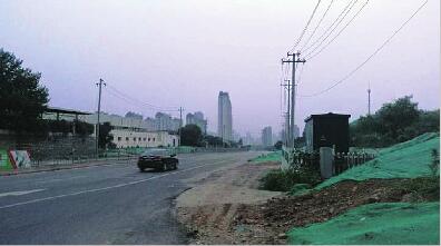 济南兴港路路灯不亮 路面坑坑洼洼甚至积存污水