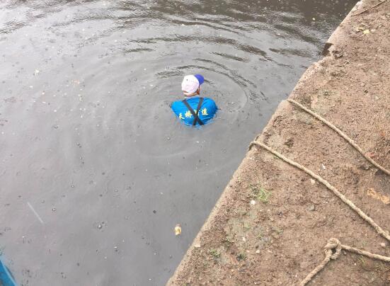 济南市区突降大雨 65岁河道清洁工雨中下河开放水阀门 