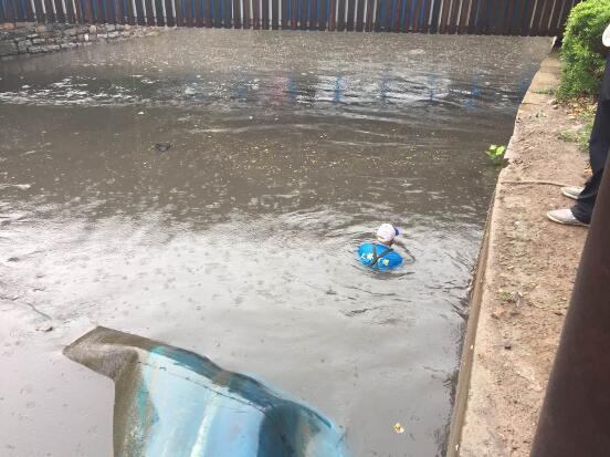 济南市区突降大雨 65岁河道清洁工雨中下河开放水阀门 