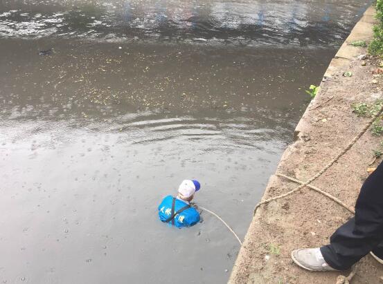 济南市区突降大雨 65岁河道清洁工雨中下河开放水阀门 