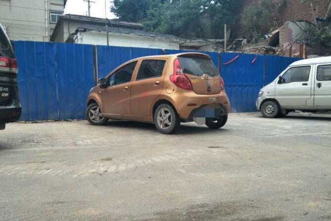 挖掘机突然歪倒砸伤6旬男子 事发南辛庄西路华联北侧