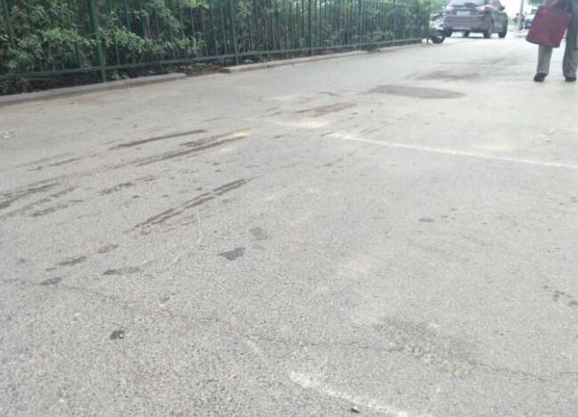 挖掘机突然歪倒砸伤6旬男子 事发南辛庄西路华联北侧