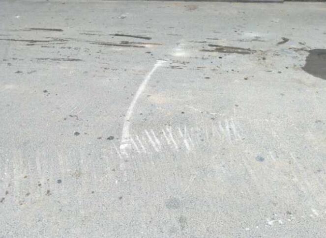 挖掘机突然歪倒砸伤6旬男子 事发南辛庄西路华联北侧