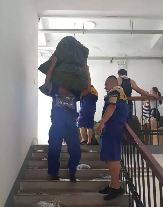 山东大学六学院开搬青岛!学生行李直接运到床位