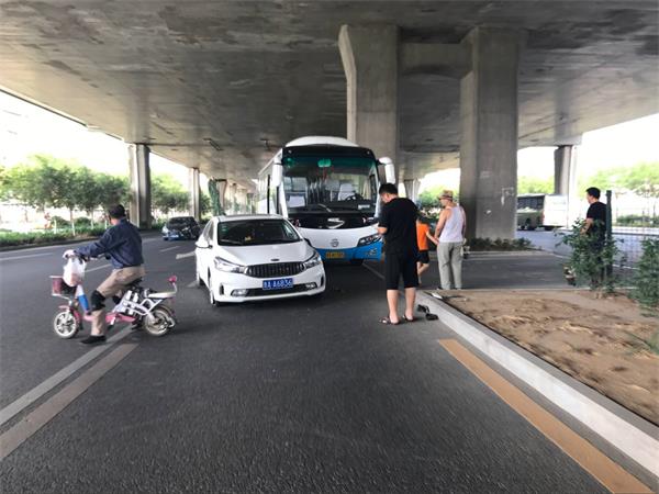 济南：私拆隔离柱惹祸 轿车走近路撞大巴