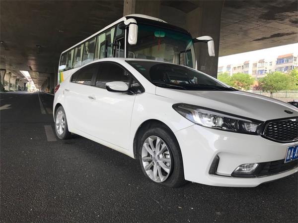 济南：私拆隔离柱惹祸 轿车走近路撞大巴