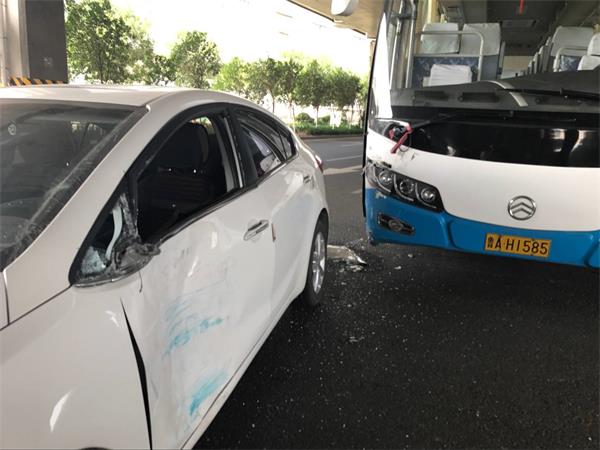 济南：私拆隔离柱惹祸 轿车走近路撞大巴