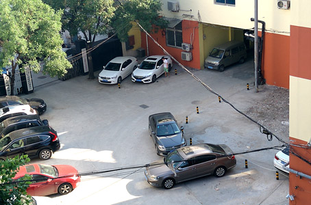 七里堡居委会门前私设停车位出租？负责人表示没这回事