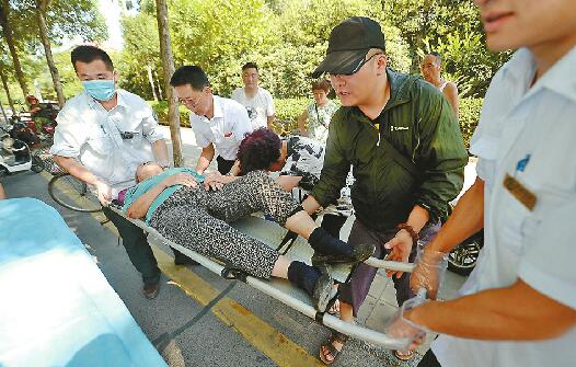 众人将老人用担架抬上急救车送往医院进一步救治