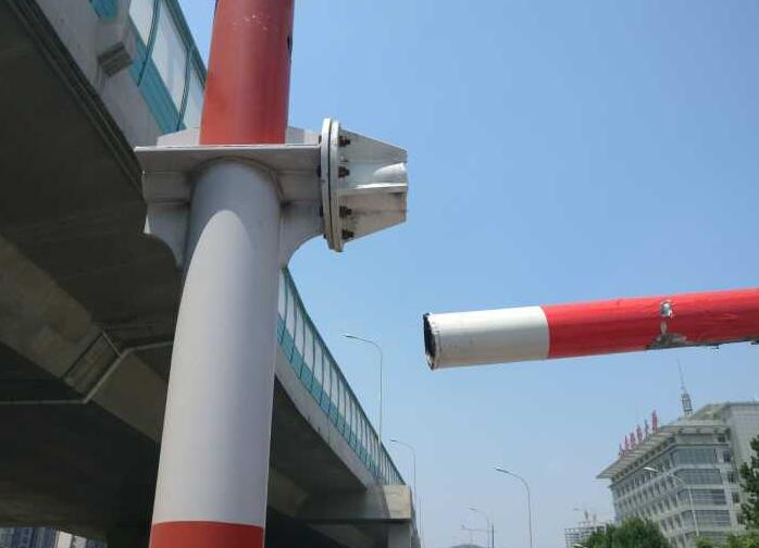 疑货车剐蹭 济南二环南高架桥上桥口限高杆一端倾斜