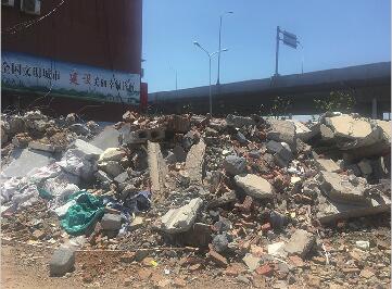 济南:井家沟村西北角拆迁废墟裸露