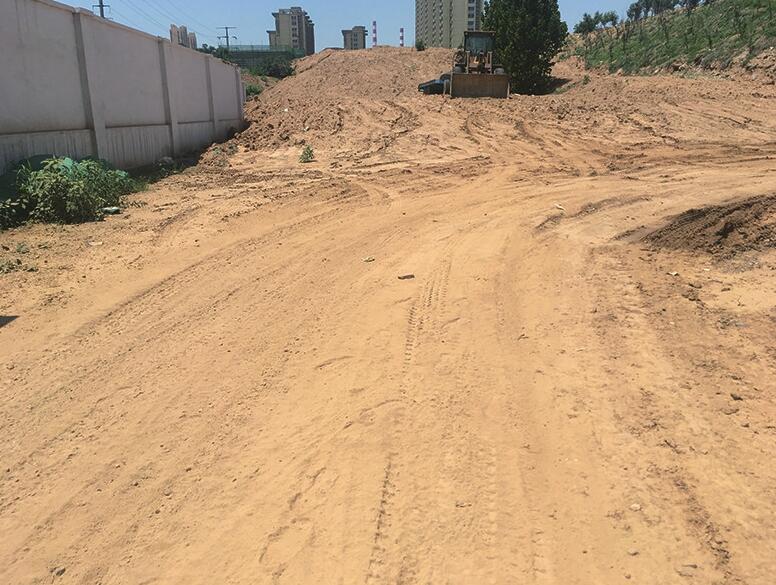 济南奥体中路与黄台南路交叉口松土裸露 