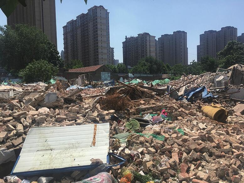 济南花园路与化纤厂路交叉口拆迁废墟裸露 扬尘严重