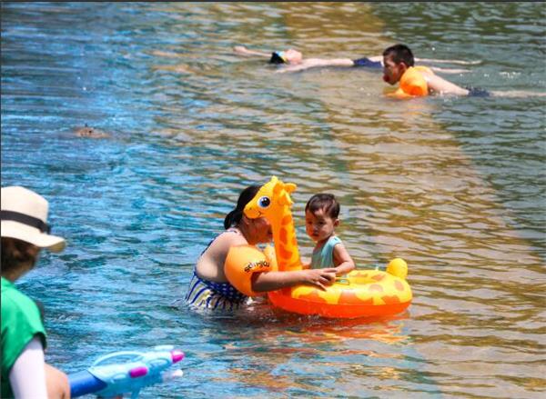 组图：南山水中“嬉戏” 济南市民如此避高温