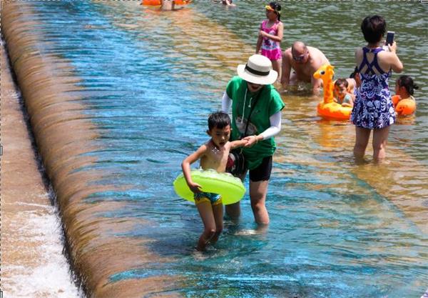 组图：南山水中“嬉戏” 济南市民如此避高温