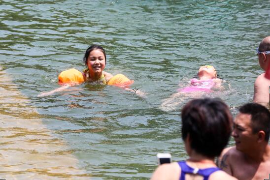 组图：南山水中“嬉戏” 济南市民如此避高温