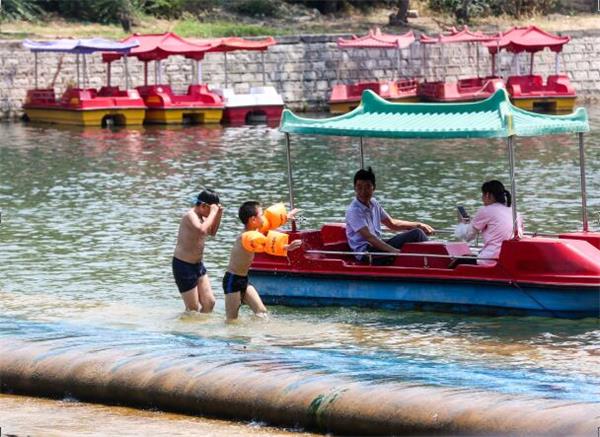 组图：南山水中“嬉戏” 济南市民如此避高温