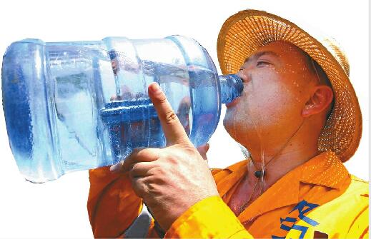 1000多℃的火焰热浪冲击 济南钢轨焊接工烈日下烤火