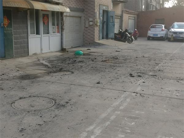 济南居民家格力蓝海湾空调管道着火 点燃阳台杂物